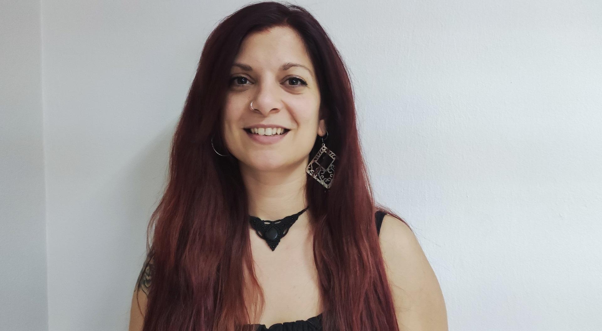 صورة الشاعرة اليونانية إيفتيخيا كاتيلاناكي المرافقة لقصائد «مقيّداتٌ في حلم» المنشورة في العربي الجديد