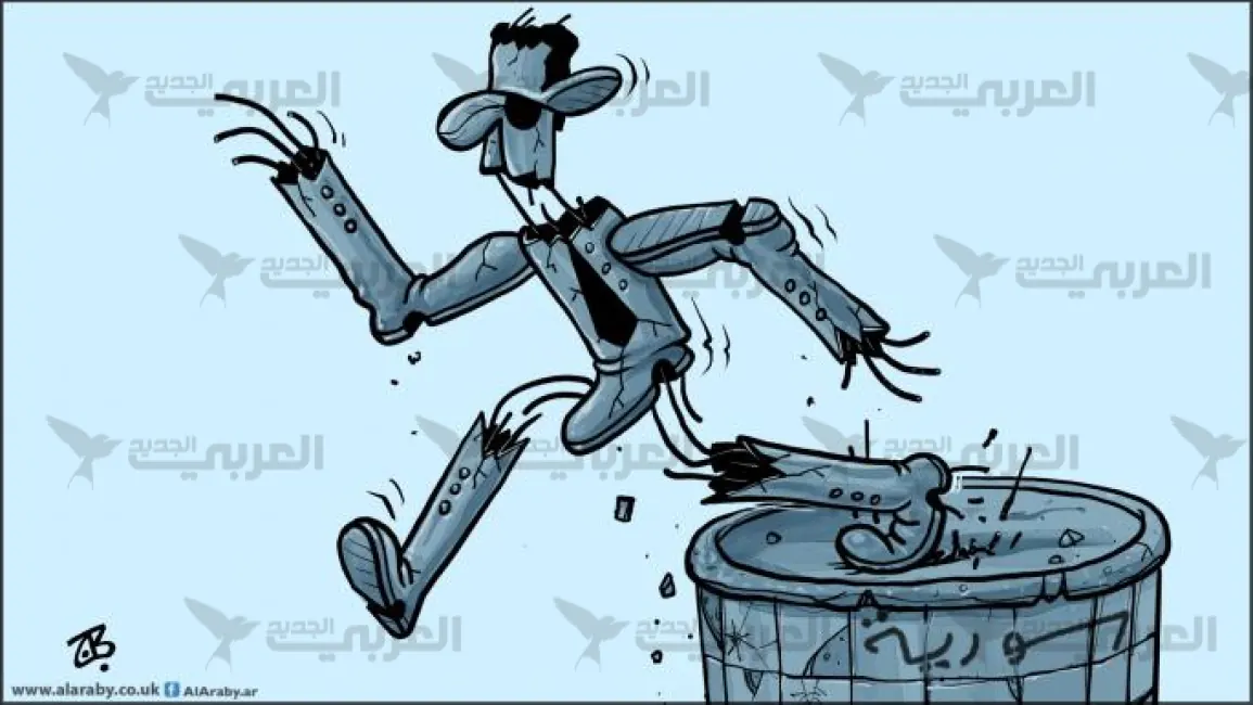 رسم كاريكاتيري منشور في العربي الجديد لشخصية ببدلة رمادية تتفكك أطرافها فوق صندوق، تعبيراً عن استمرار القتل بعد سقوط الأسد
